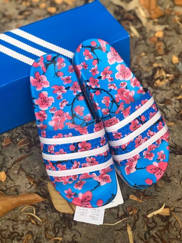 Les sandales claquettes Adidas sont un incontournable pour ceux qui recherchent un mélange parfait entre confort et style décontracté.