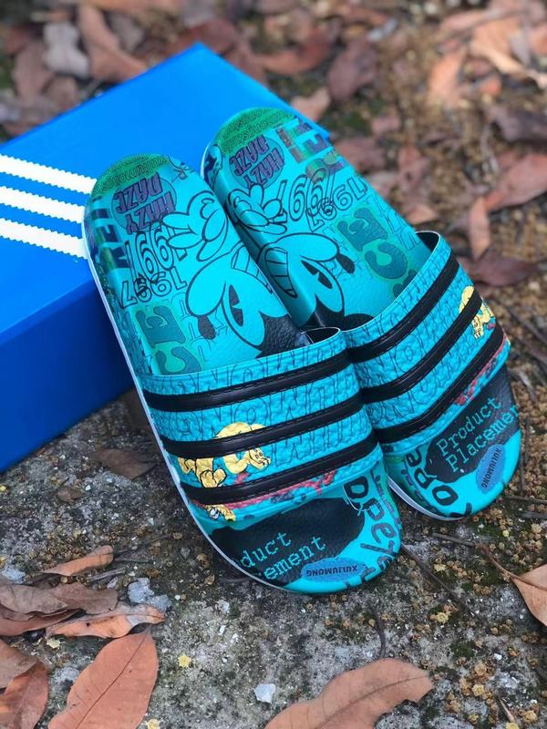Les sandales claquettes Adidas sont un incontournable pour ceux qui recherchent un mélange parfait entre confort et style décontracté.
