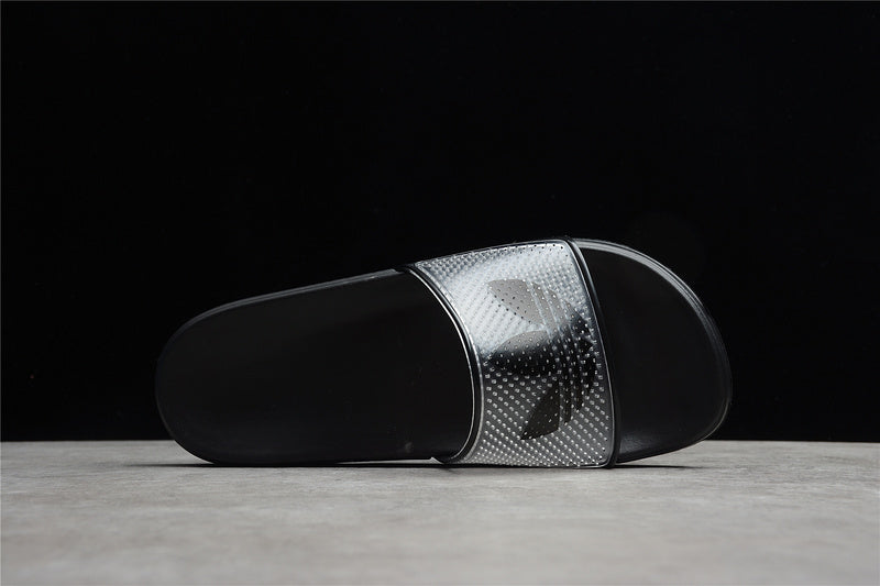 Les sandales claquettes Adidas sont un incontournable pour ceux qui recherchent un mélange parfait entre confort et style décontracté.