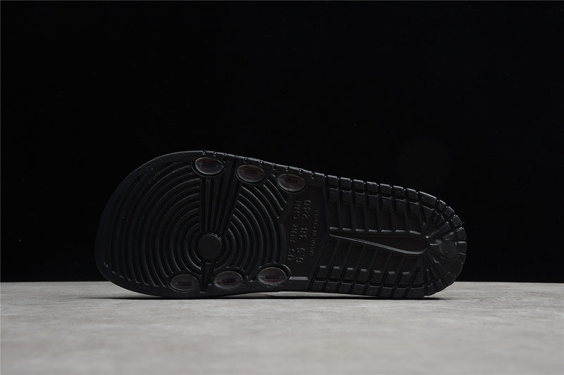 Les sandales claquettes Adidas sont un incontournable pour ceux qui recherchent un mélange parfait entre confort et style décontracté.