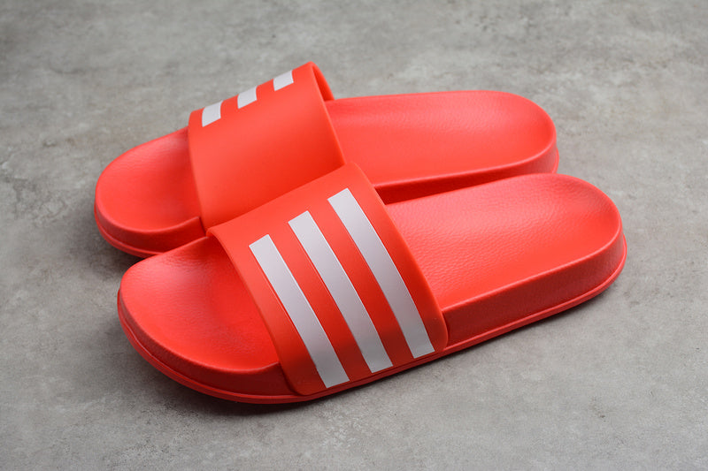 Les sandales claquettes Adidas sont un incontournable pour ceux qui recherchent un mélange parfait entre confort et style décontracté.