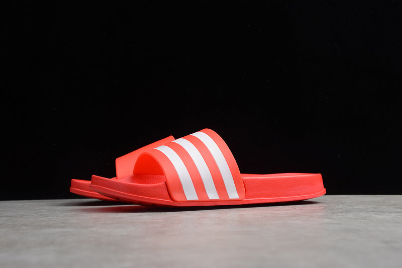 Les sandales claquettes Adidas sont un incontournable pour ceux qui recherchent un mélange parfait entre confort et style décontracté.