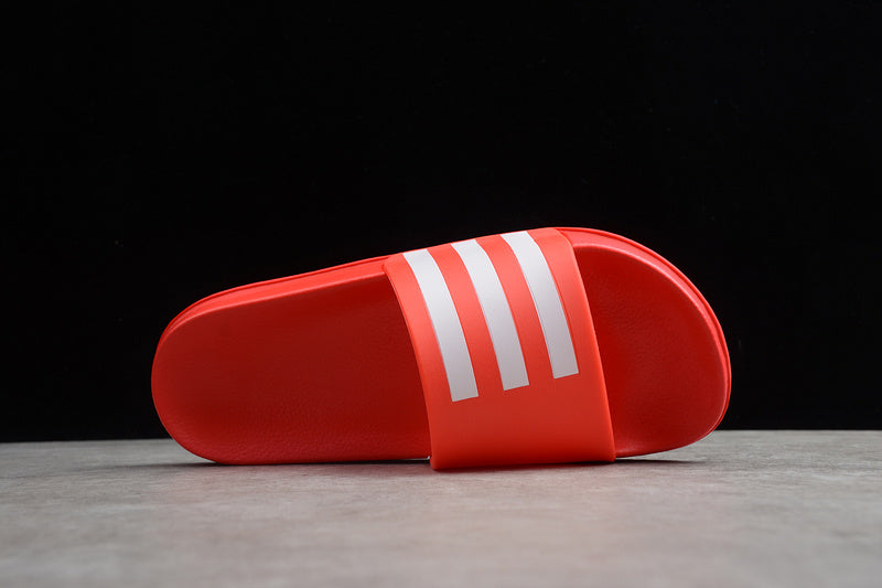 Les sandales claquettes Adidas sont un incontournable pour ceux qui recherchent un mélange parfait entre confort et style décontracté.