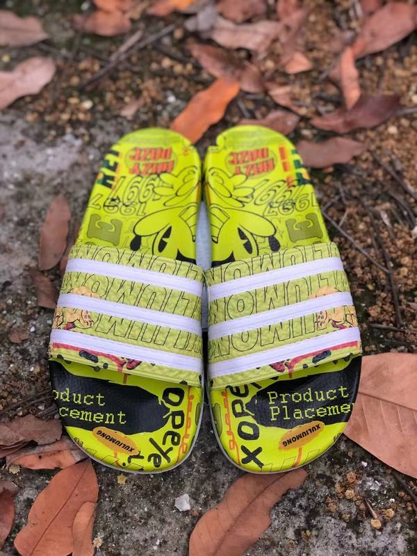 Les sandales claquettes Adidas sont un incontournable pour ceux qui recherchent un mélange parfait entre confort et style décontracté.