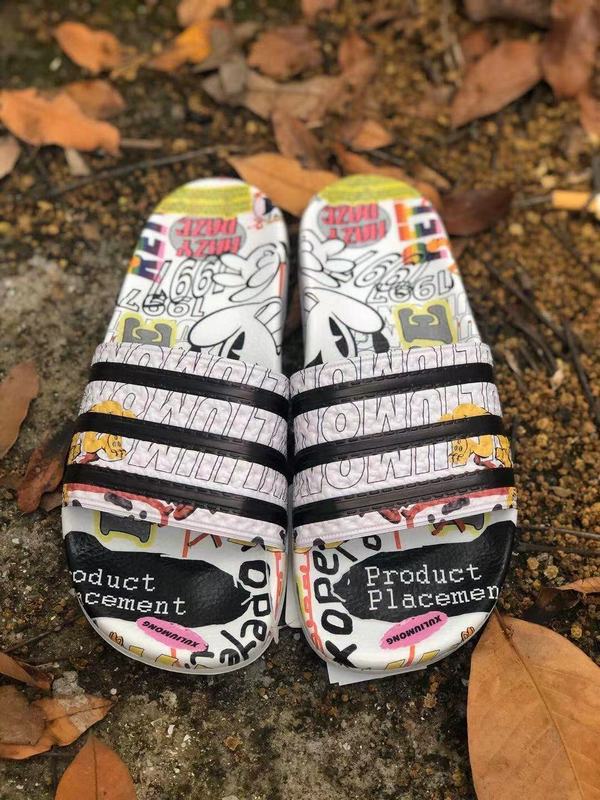 Les sandales claquettes Adidas sont un incontournable pour ceux qui recherchent un mélange parfait entre confort et style décontracté.