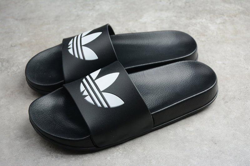 Les sandales claquettes Adidas sont un incontournable pour ceux qui recherchent un mélange parfait entre confort et style décontracté.