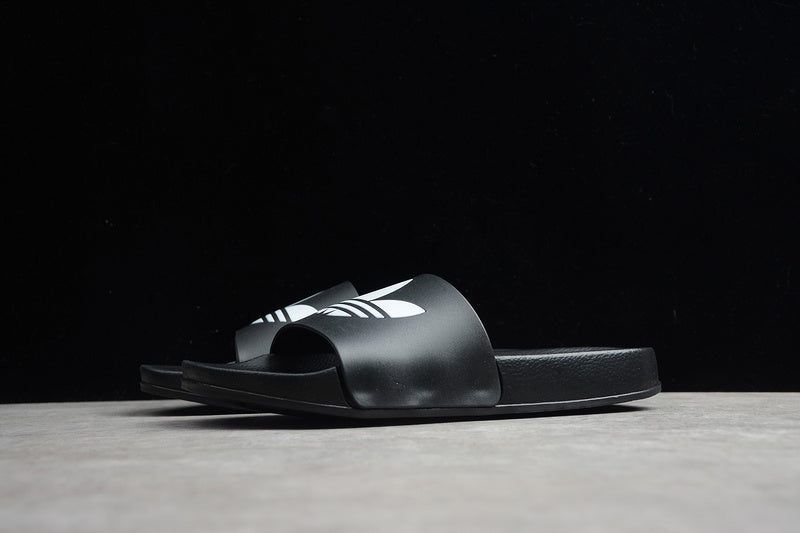 Les sandales claquettes Adidas sont un incontournable pour ceux qui recherchent un mélange parfait entre confort et style décontracté.