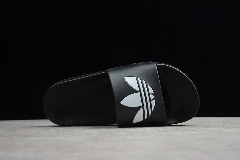 Les sandales claquettes Adidas sont un incontournable pour ceux qui recherchent un mélange parfait entre confort et style décontracté.