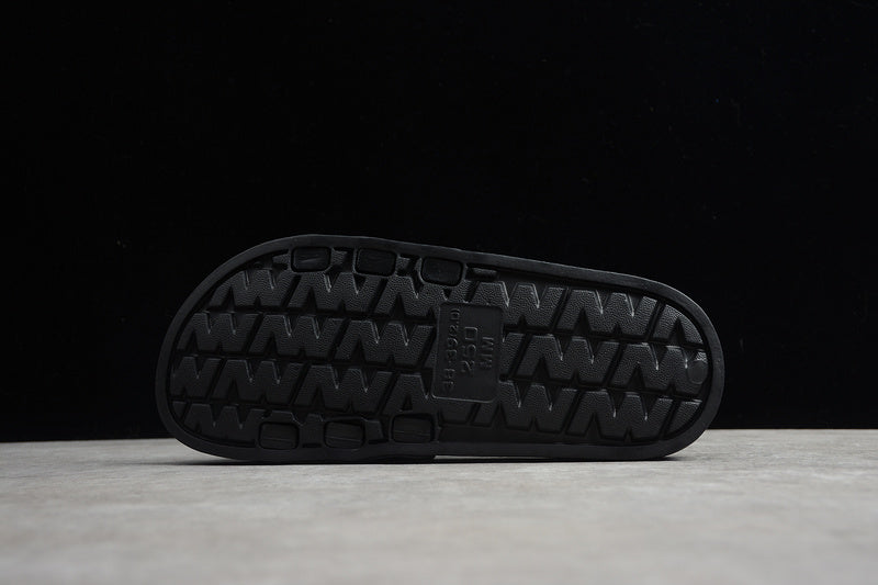 Les sandales claquettes Adidas sont un incontournable pour ceux qui recherchent un mélange parfait entre confort et style décontracté.