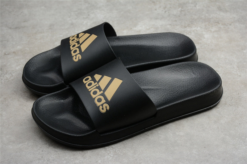 Les sandales claquettes Adidas sont un incontournable pour ceux qui recherchent un mélange parfait entre confort et style décontracté.