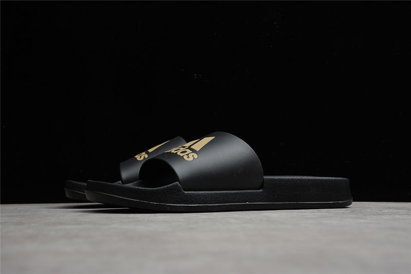 Les sandales claquettes Adidas sont un incontournable pour ceux qui recherchent un mélange parfait entre confort et style décontracté.