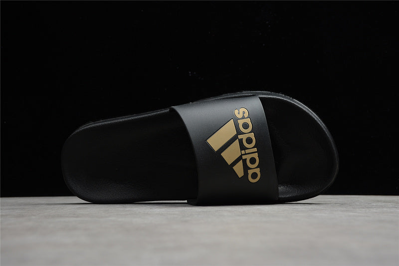 Les sandales claquettes Adidas sont un incontournable pour ceux qui recherchent un mélange parfait entre confort et style décontracté.