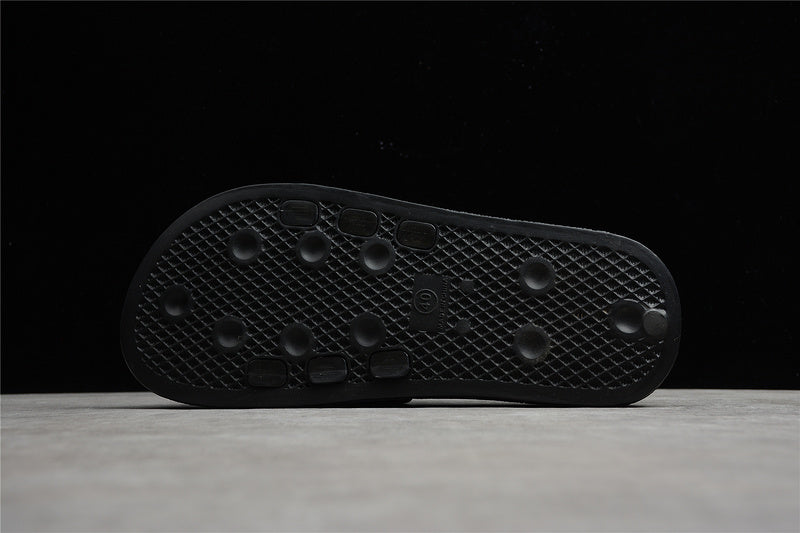 Les sandales claquettes Adidas sont un incontournable pour ceux qui recherchent un mélange parfait entre confort et style décontracté.