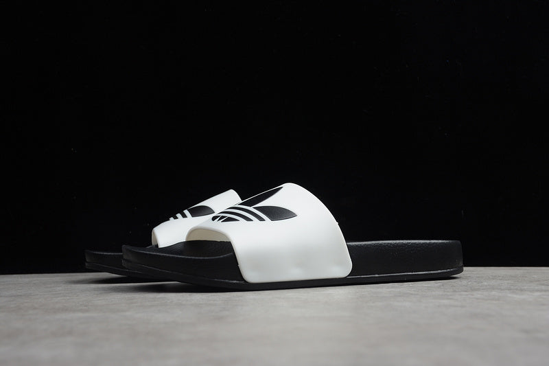 Les sandales claquettes Adidas sont un incontournable pour ceux qui recherchent un mélange parfait entre confort et style décontracté.