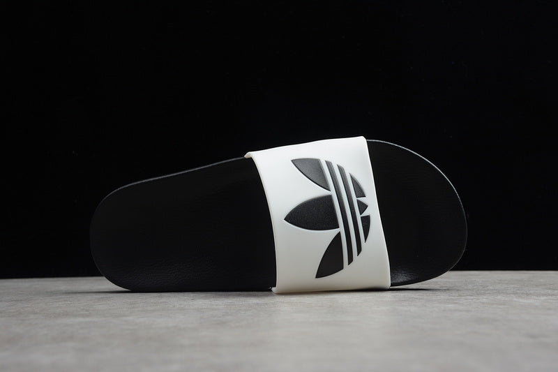 Les sandales claquettes Adidas sont un incontournable pour ceux qui recherchent un mélange parfait entre confort et style décontracté.