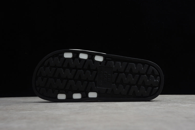 Les sandales claquettes Adidas sont un incontournable pour ceux qui recherchent un mélange parfait entre confort et style décontracté.