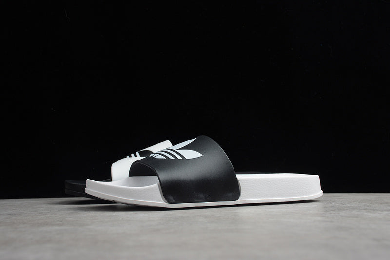 Les sandales claquettes Adidas sont un incontournable pour ceux qui recherchent un mélange parfait entre confort et style décontracté.