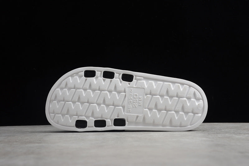 Les sandales claquettes Adidas sont un incontournable pour ceux qui recherchent un mélange parfait entre confort et style décontracté.