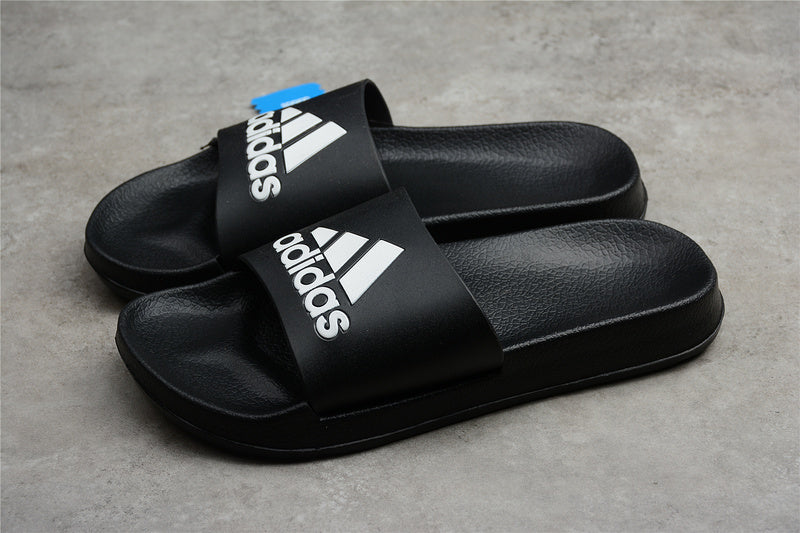 Les sandales claquettes Adidas sont un incontournable pour ceux qui recherchent un mélange parfait entre confort et style décontracté.