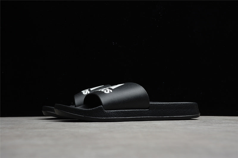 Les sandales claquettes Adidas sont un incontournable pour ceux qui recherchent un mélange parfait entre confort et style décontracté.