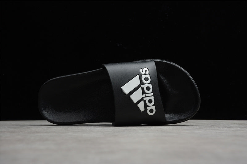 Les sandales claquettes Adidas sont un incontournable pour ceux qui recherchent un mélange parfait entre confort et style décontracté.