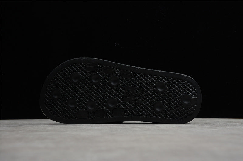 Les sandales claquettes Adidas sont un incontournable pour ceux qui recherchent un mélange parfait entre confort et style décontracté.