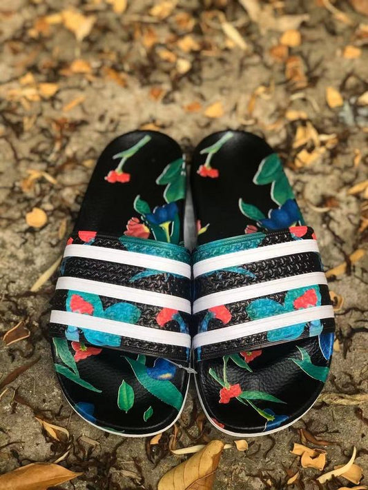 Les sandales claquettes Adidas sont un incontournable pour ceux qui recherchent un mélange parfait entre confort et style décontracté.