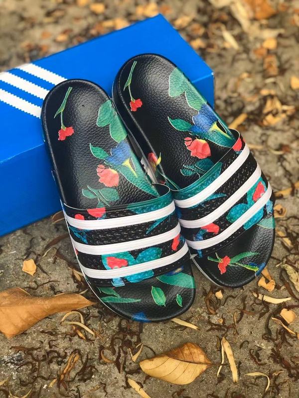 Les sandales claquettes Adidas sont un incontournable pour ceux qui recherchent un mélange parfait entre confort et style décontracté.