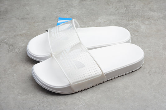 Les sandales claquettes Adidas sont un incontournable pour ceux qui recherchent un mélange parfait entre confort et style décontracté.