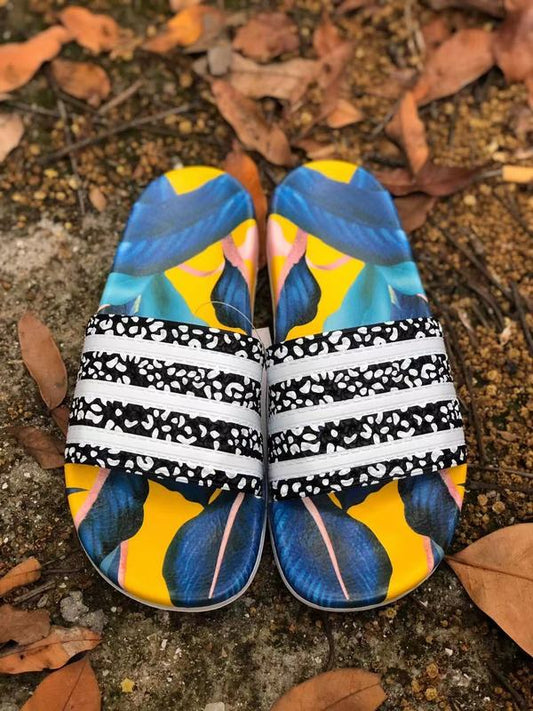 Les sandales claquettes Adidas sont un incontournable pour ceux qui recherchent un mélange parfait entre confort et style décontracté.