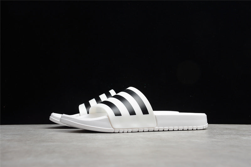 Les sandales claquettes Adidas sont un incontournable pour ceux qui recherchent un mélange parfait entre confort et style décontracté.