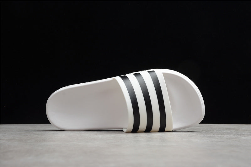 Les sandales claquettes Adidas sont un incontournable pour ceux qui recherchent un mélange parfait entre confort et style décontracté.