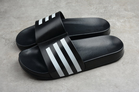 Les sandales claquettes Adidas sont un incontournable pour ceux qui recherchent un mélange parfait entre confort et style décontracté.