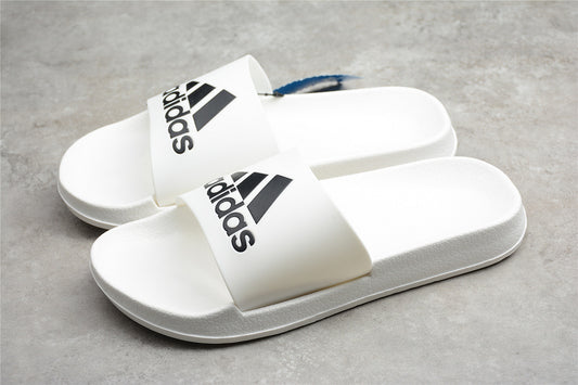 Les sandales claquettes Adidas sont un incontournable pour ceux qui recherchent un mélange parfait entre confort et style décontracté.