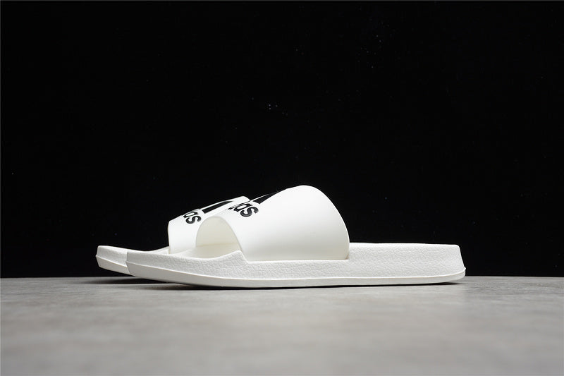 Les sandales claquettes Adidas sont un incontournable pour ceux qui recherchent un mélange parfait entre confort et style décontracté.