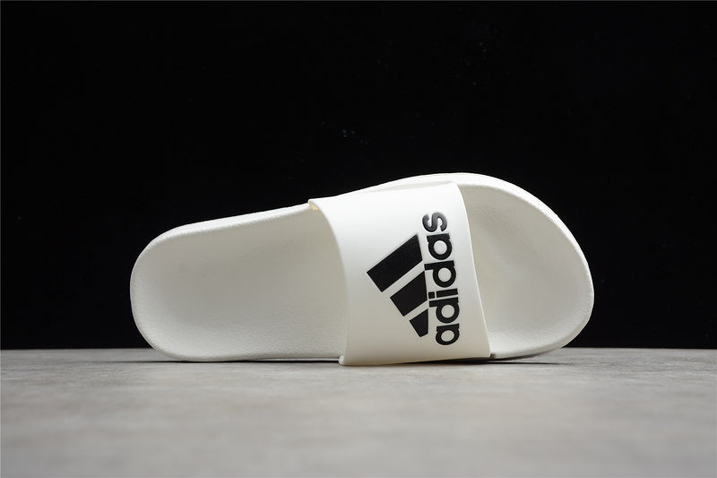 Les sandales claquettes Adidas sont un incontournable pour ceux qui recherchent un mélange parfait entre confort et style décontracté.