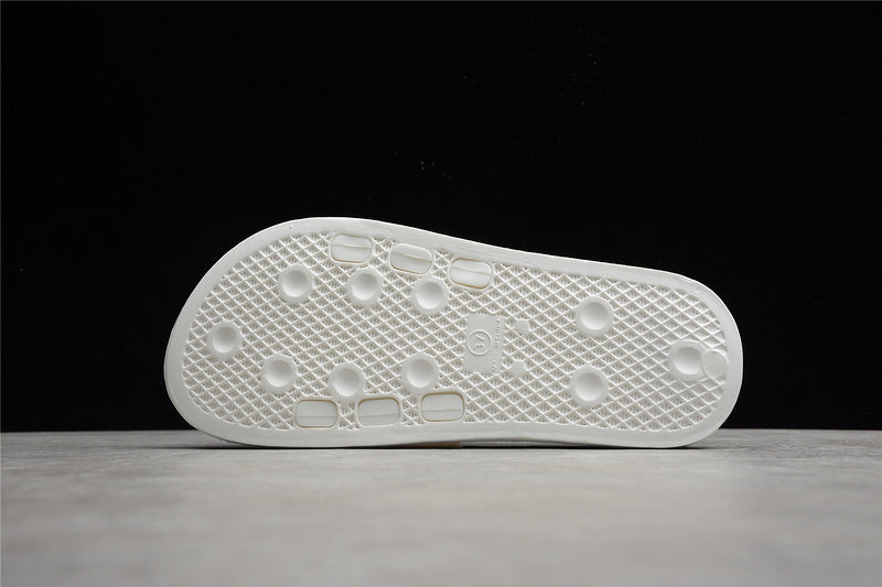Les sandales claquettes Adidas sont un incontournable pour ceux qui recherchent un mélange parfait entre confort et style décontracté.