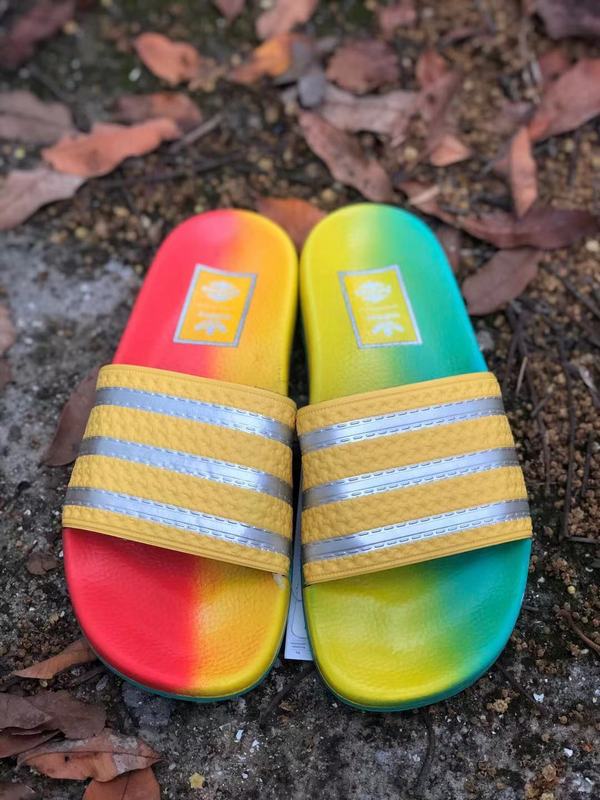 Les sandales claquettes Adidas sont un incontournable pour ceux qui recherchent un mélange parfait entre confort et style décontracté.