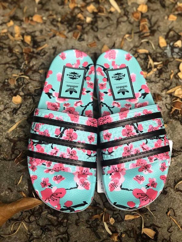 Les sandales claquettes Adidas sont un incontournable pour ceux qui recherchent un mélange parfait entre confort et style décontracté.