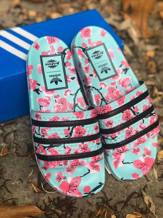 Les sandales claquettes Adidas sont un incontournable pour ceux qui recherchent un mélange parfait entre confort et style décontracté.