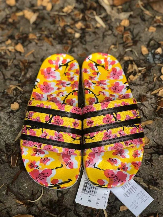 Les sandales claquettes Adidas sont un incontournable pour ceux qui recherchent un mélange parfait entre confort et style décontracté.