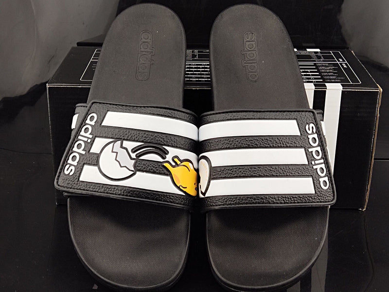 Les sandales claquettes Adidas sont un incontournable pour ceux qui recherchent un mélange parfait entre confort et style décontracté.