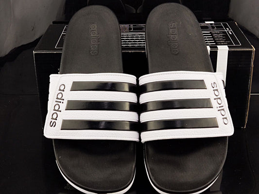 Les sandales claquettes Adidas sont un incontournable pour ceux qui recherchent un mélange parfait entre confort et style décontracté.