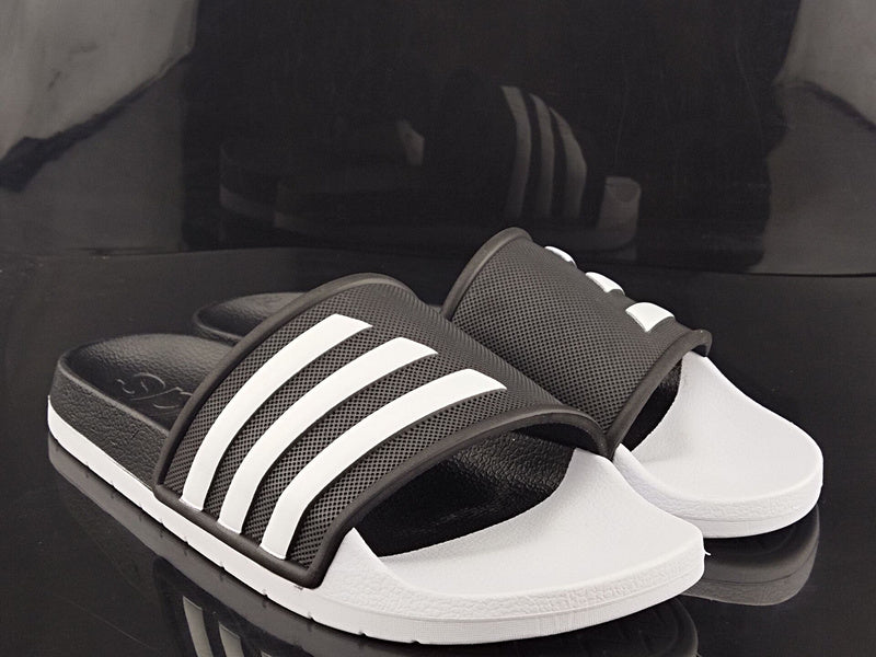 Les sandales claquettes Adidas sont un incontournable pour ceux qui recherchent un mélange parfait entre confort et style décontracté.
