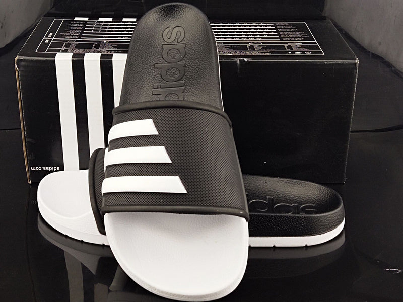 Les sandales claquettes Adidas sont un incontournable pour ceux qui recherchent un mélange parfait entre confort et style décontracté.