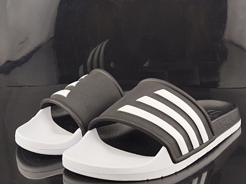 Les sandales claquettes Adidas sont un incontournable pour ceux qui recherchent un mélange parfait entre confort et style décontracté.