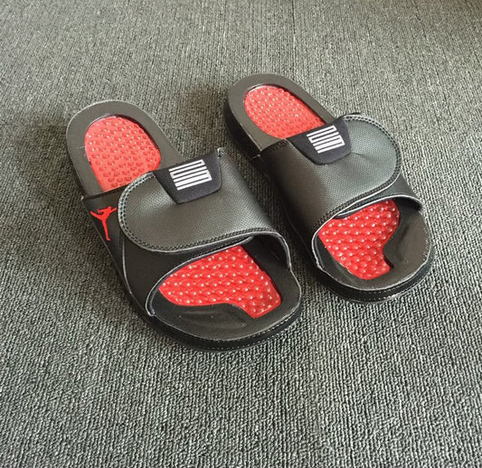 Les sandales claquettes Jordan sont un incontournable pour ceux qui recherchent un mélange parfait entre confort et style décontracté.