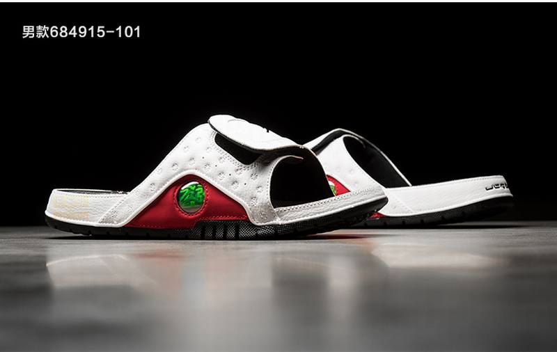 Les sandales claquettes Jordan sont un incontournable pour ceux qui recherchent un mélange parfait entre confort et style décontracté.