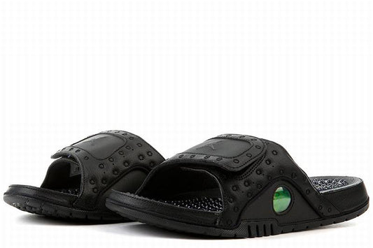 Les sandales claquettes Jordan sont un incontournable pour ceux qui recherchent un mélange parfait entre confort et style décontracté.
