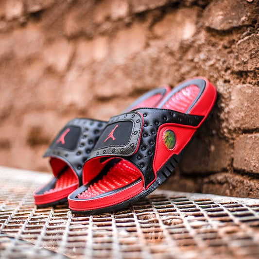 Les sandales claquettes Jordan sont un incontournable pour ceux qui recherchent un mélange parfait entre confort et style décontracté.
